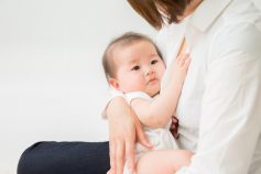 手首の負担を減らす抱っこのコツ｜子育て中のママへ